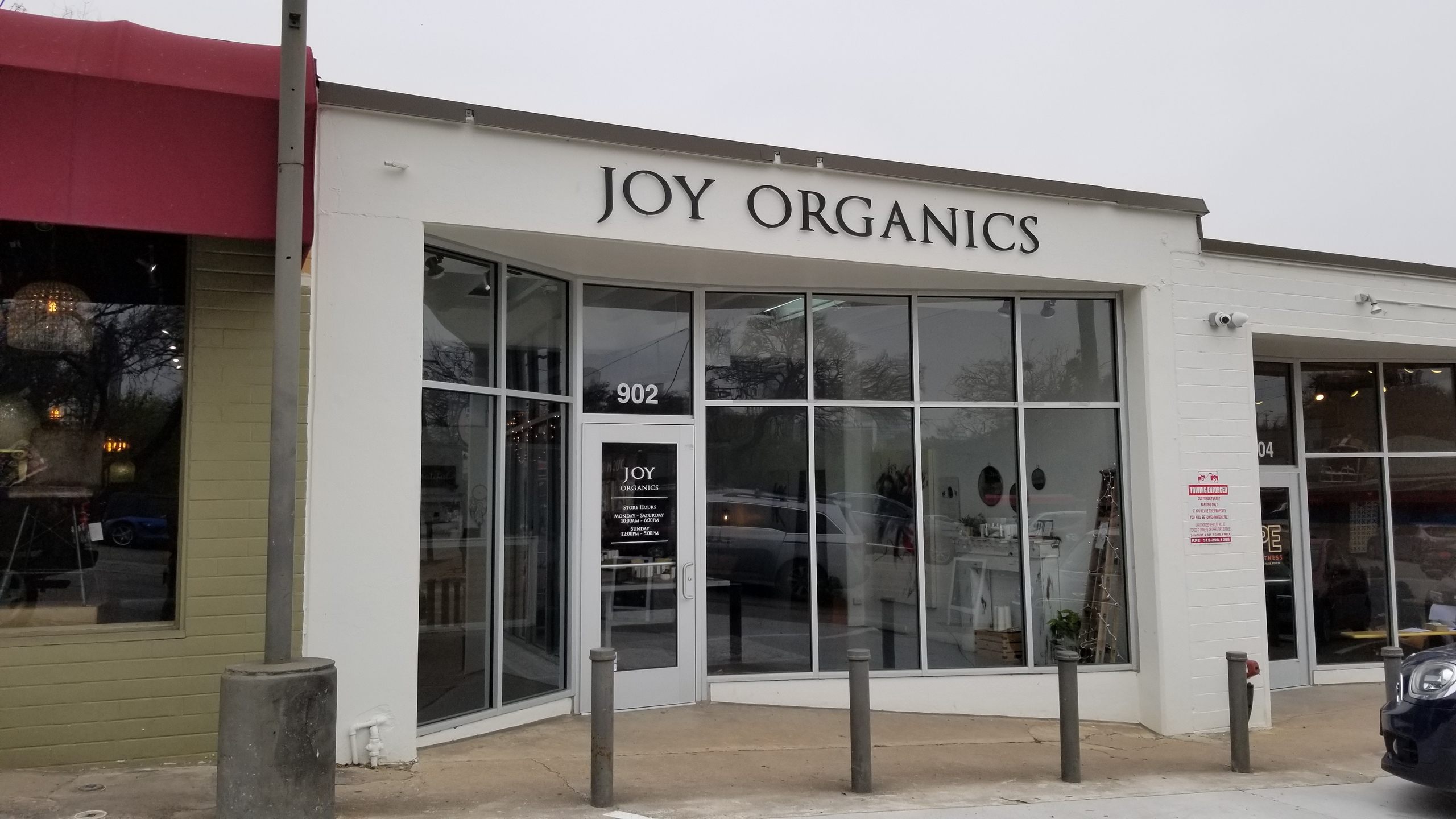 The exterior of Joy Organics Austin store under a overcast sky. In our first "Spotlight" video, we visited the Joy Organics store in Austin, Texas to learn more about buying the right CBD.